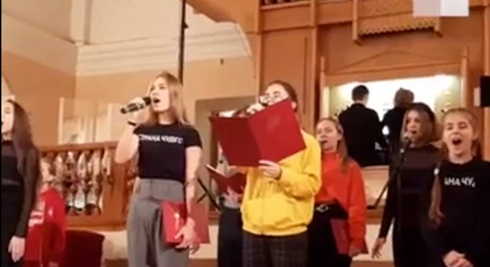 Видео: детский хор спел Rammstein под орган в кирхе в Архангельске