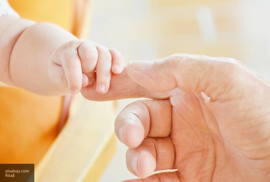 Ученые заявили, что объятия матери могут поменять генетический код младенца