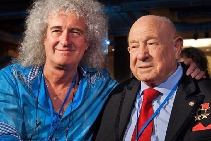 "Потеряли героя": гитарист Queen почтил память космонавта Леонова