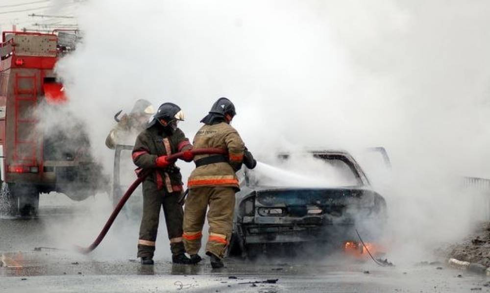 Шестеро спасателей тушили внедорожник на Бердянской в Калининграде