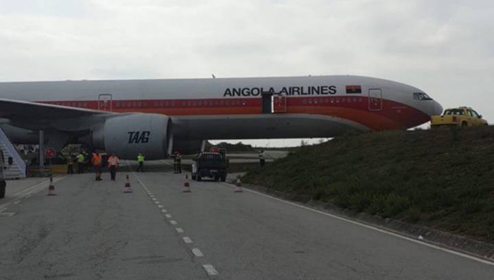 "Побег" пассажирского лайнера в португальском аэропорту сняли на видео