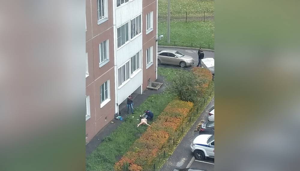 На Софийской при падении с балкона погиб мужчина