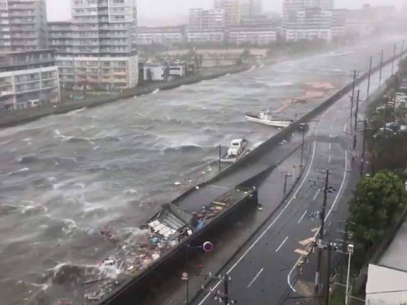 Японию накрыл самый страшный тайфун за последние 60 лет: десятки жертв