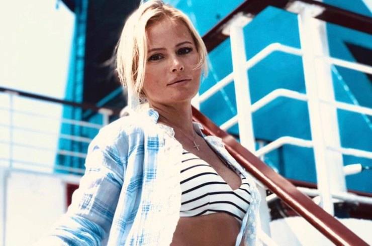 Дана Борисова похвасталась стройной фигурой в купальнике на отдыхе в Крыму
