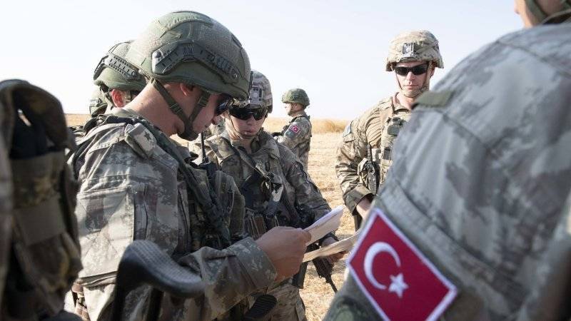 Эксперт объяснил турецкую операцию взаимосвязью между курдскими боевиками и ИГ*