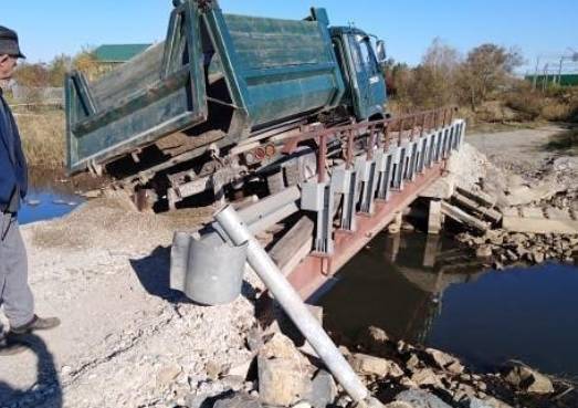 Фото: недавно отремонтированный мост рухнул под фурой в Приморье