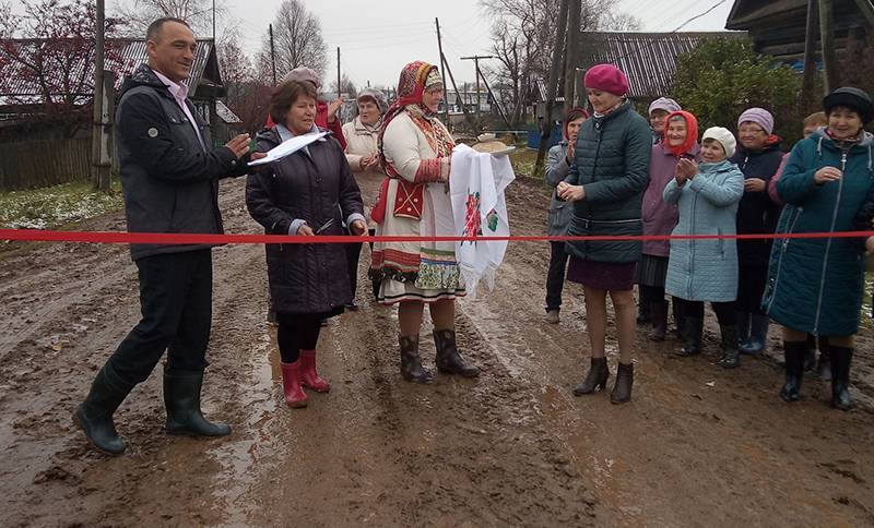 В селе Жувам торжественно открыли отремонтированную дорогу в грязи по щиколотку