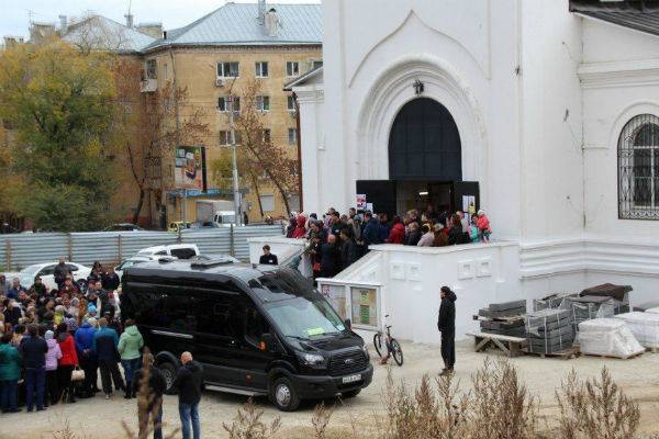 В Саратове проходят похороны убитой школьницы Лизы Киселевой