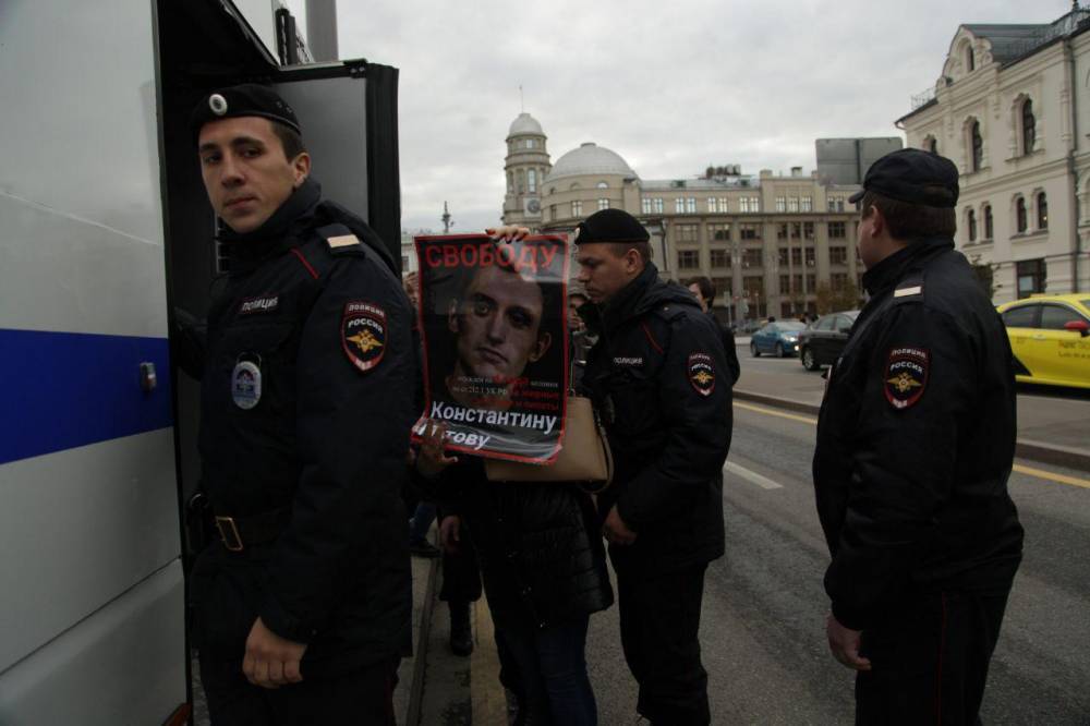 В Москве задержали мундепа, стоявшую в пикете в поддержку Константина Котова. Она пыталась встать у памятника, где SERB проводил «пикет в защиту коал»