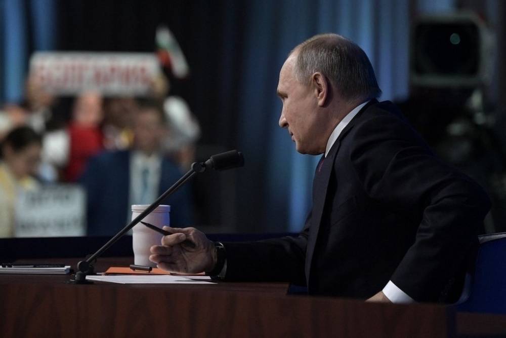 Песков: 20 лет работы Путина достойны изучения политологами