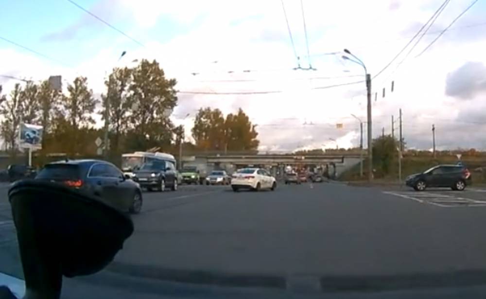 Невнимательный водитель Uber спровоцировал аварию на Витебском проспекте