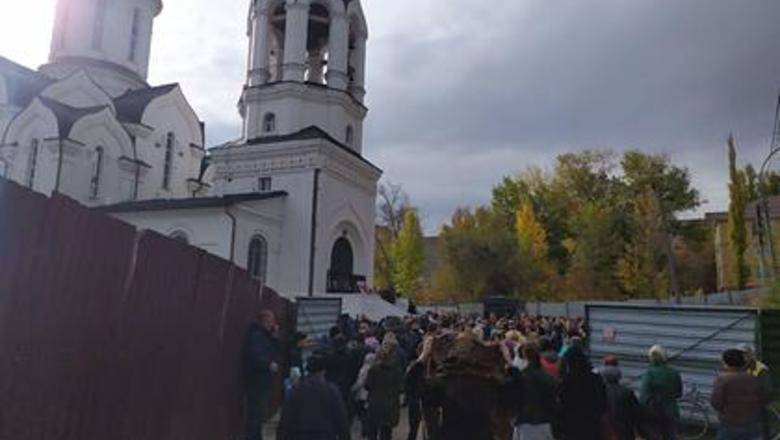 Саратов: Сотни людей пришли проститься с убитой девочкой