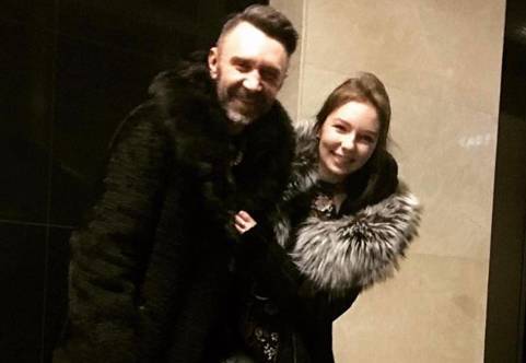 Дочь Шнурова доплясалась на концерте отца, что осталась без телефона