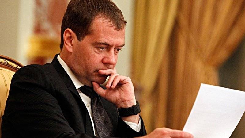 Медведев потребовал от губернаторов письменно отчитаться о задержках запуска соцобъектов