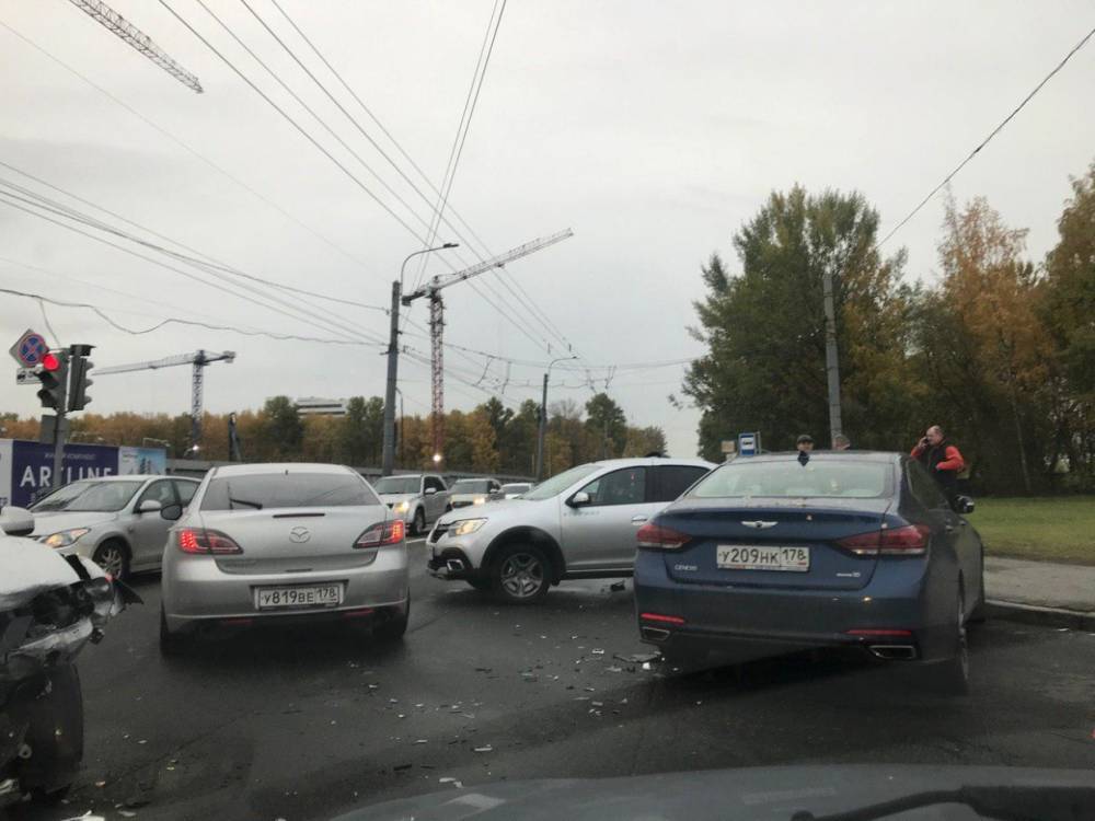 Из-за тройного ДТП на перекрестке Оптиков и Торфяной встало трамвайное движение