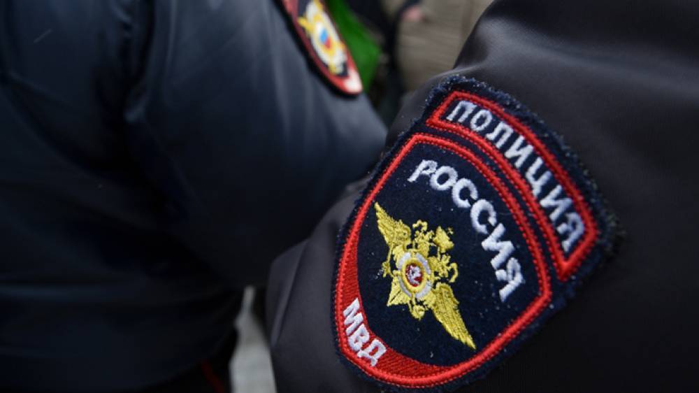 Труп мужчины с ссадинами на лице обнаружили на остановке в Петербурге