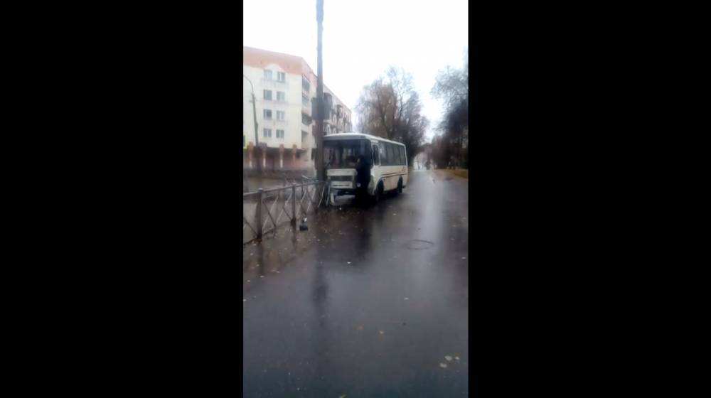 Около администрации Великого Новгорода столкнулись пригородный автобус и легковушка