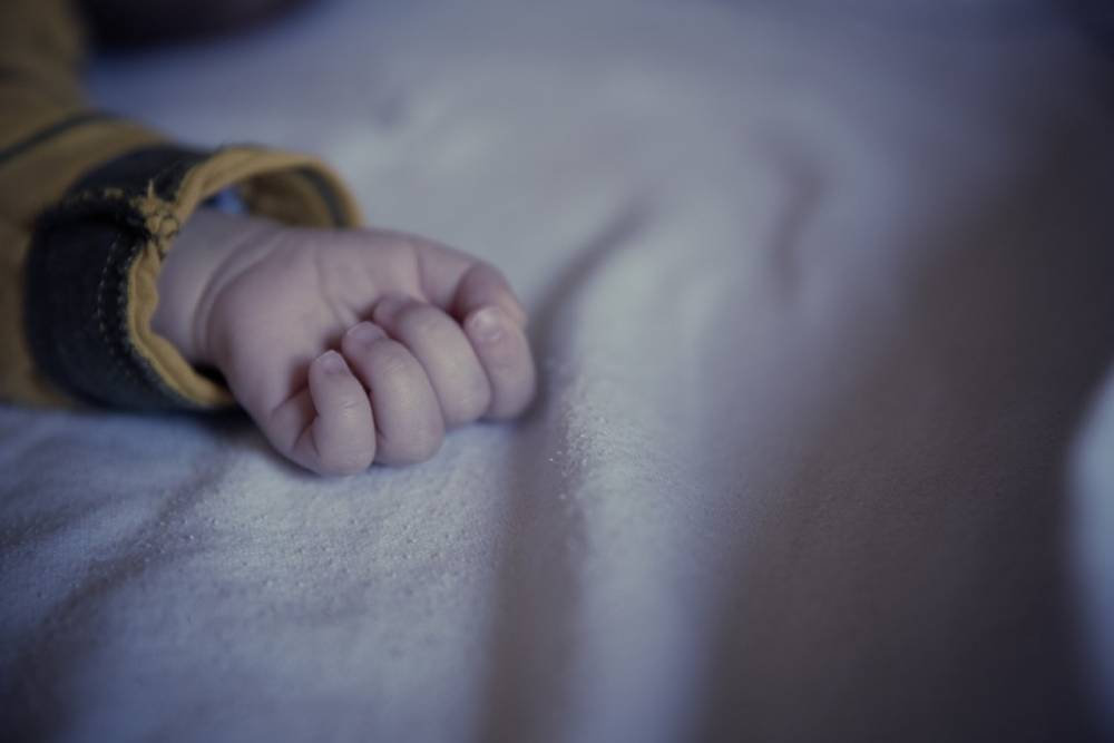 Погибшая в Горелово двухмесячная девочка могла быть задавлена своими родителями во сне