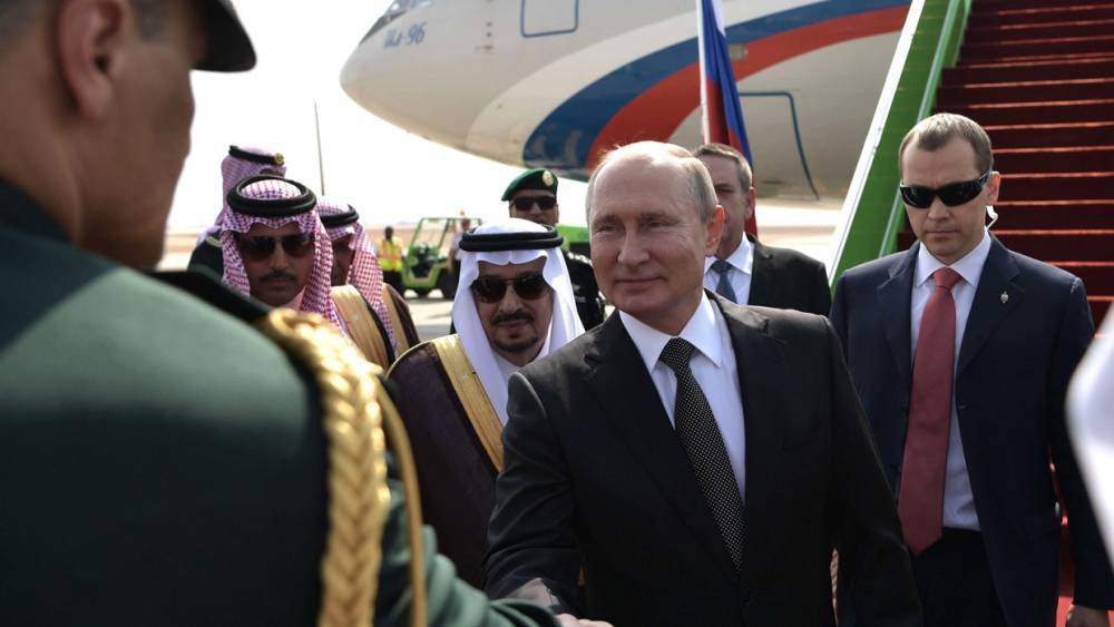 В Саудовской Аравии Путин приехал на Aurus в сопровождении конницы