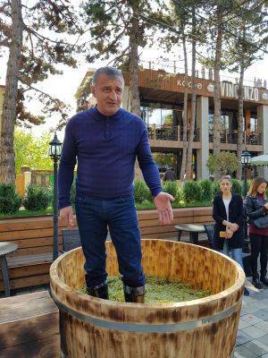 «Как Челентано»: президент Южной Осетии выдавил виноград (видео)