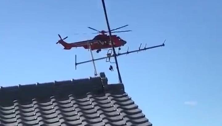 Фатальное падение женщины со спасательного вертолета в Японии попало на видео