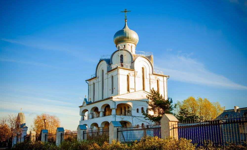 Неизвестный разбил окна в церкви в Петербурге и похитил оттуда деньги