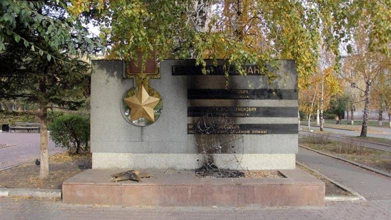 В Красноярске вандалы повредили памятник героям войны