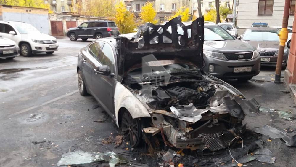 Камера сняла, как в Петербурге сожгли Jaguar хоккеиста