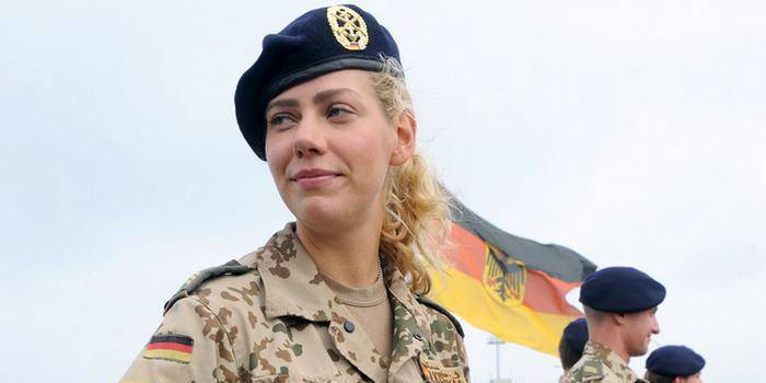 В Германии солдата уволили за отказ пожать руку женщине