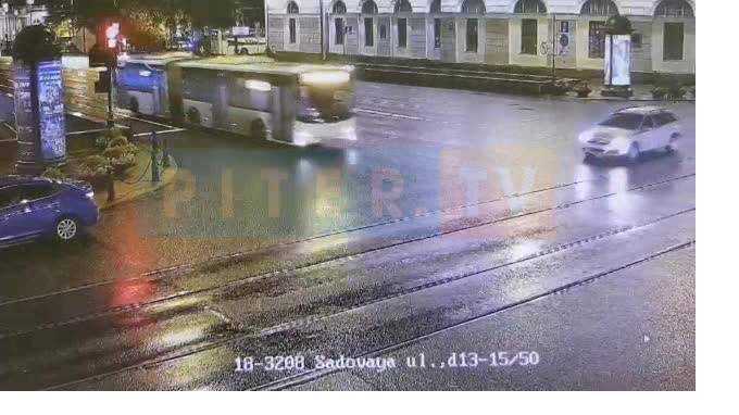 На перекрестке Невского и Садовой столкнулись автобус и легковушка