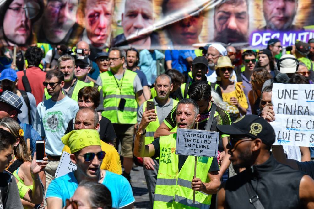 Полиция Франции применила слезоточивый газ против "желтых жилетов" - ren.tv - Франция
