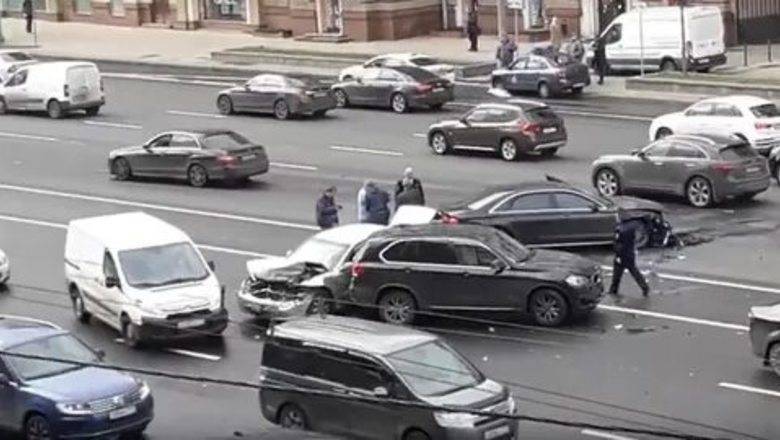 А разделителя все нет:  на Кутузовском проспекте случилась очередная жуткая авария