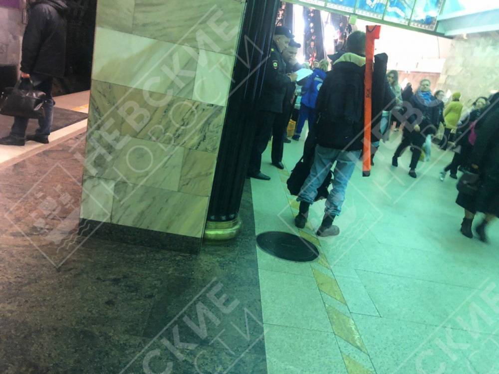 На станции метро Адмиралтейская девушке обрабатывают рану на голове