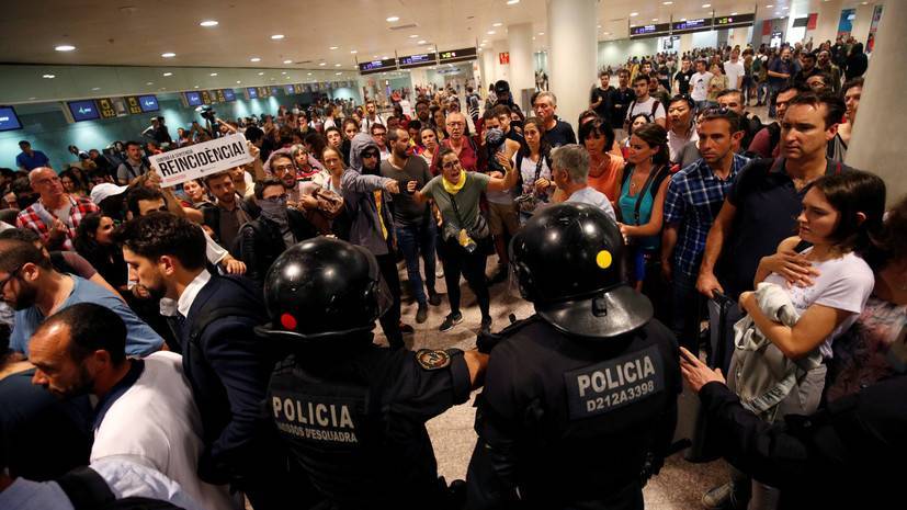 Более 10 человек пострадали при протестах в аэропорту Барселоны
