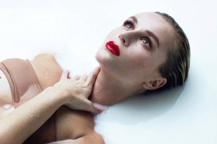 Полина Гагарина в повязке вместо лифа эффектно позировала в молочной ванне
