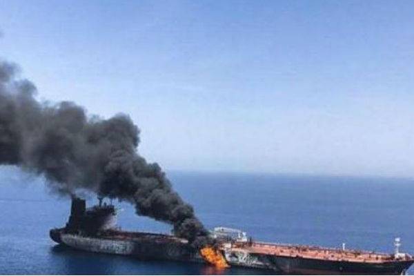 Иранский танкер подорвали двумя ракетами в Красном море