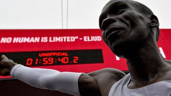 Кенийский бегун первым в истории пробежал марафон быстрее двух часов