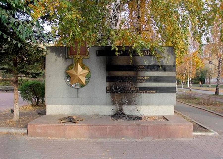 Неизвестные подожгли памятник героям ВОВ в Красноярске