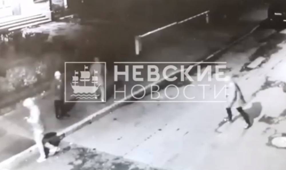 НЕВСКИЕ НОВОСТИ публикуют видео стрельбы по мужчине возле гостиницы «Октябрьская»