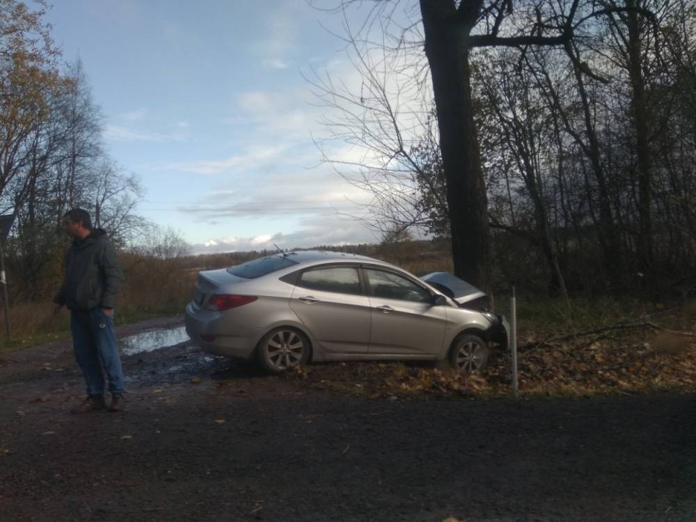 На Киевском шоссе в Ленобласти Hyundai Solaris протаранил дерево