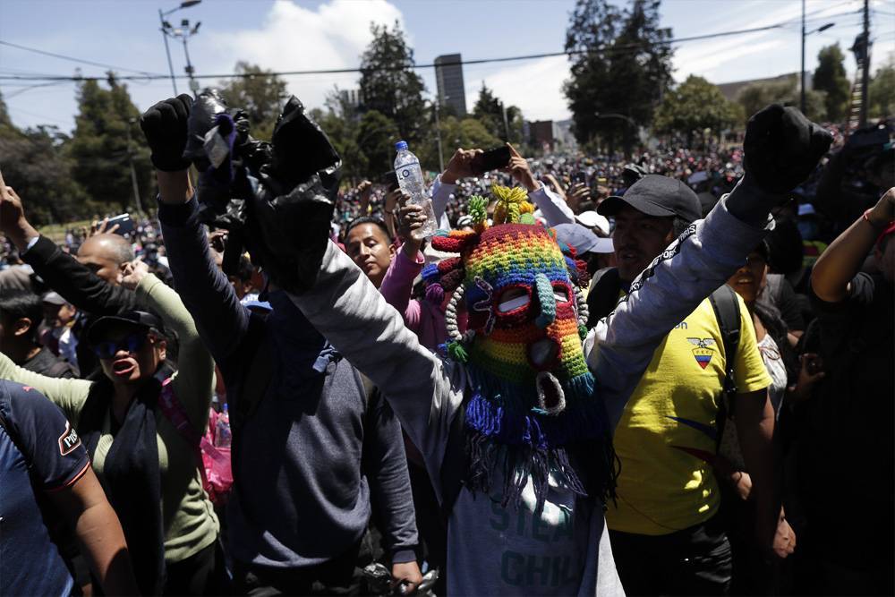 Правительство Эквадора отозвало указ об отмене госсубсидий на бензин на фоне протестов