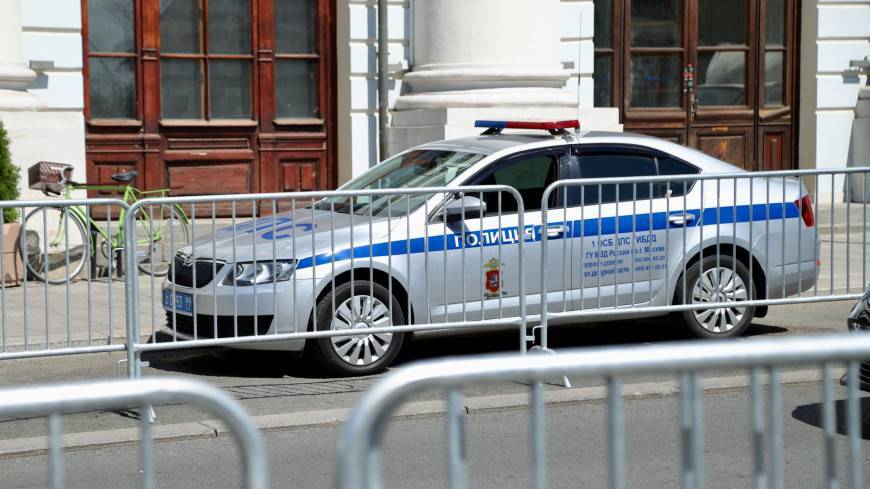 Вооруженные люди на трех автомобилях похитили у водителя сумку с деньгами в Москве