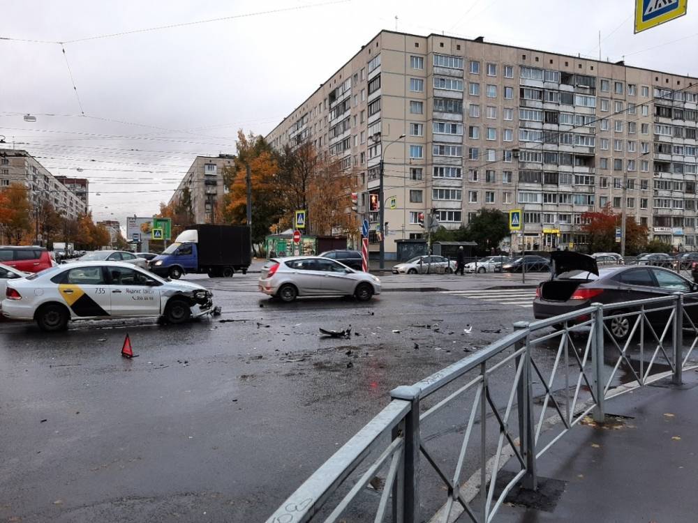 На перекрестке Луначарского и Есенина&nbsp;автомобиль «Яндекс. Такси» столкнулся с легковушкой
