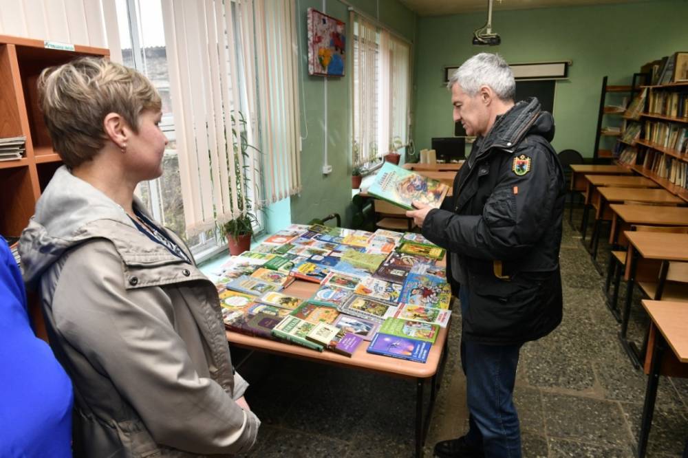 Артур Парфенчиков подарил книги библиотеке Салминской школы