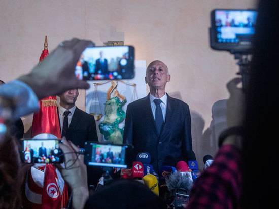 Президентскую гонку в Тунисе выиграл профессор-«робокоп»