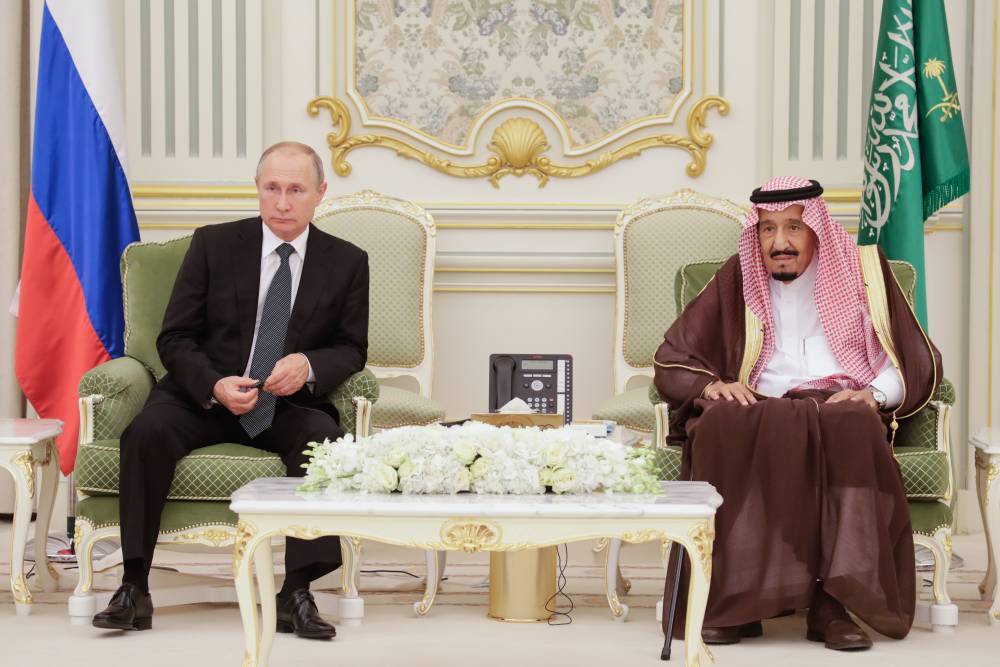 Путину в Эр-Рияде подарили картину с арабским орнаментом
