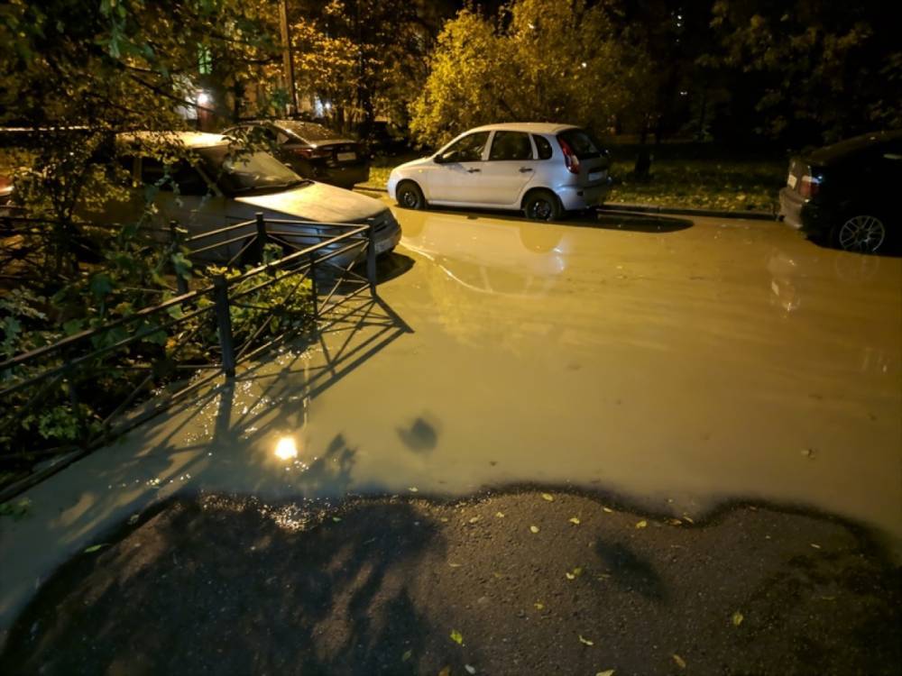 «Молочные реки» вышли из берегов и затопили три дома на улице Лени Голикова