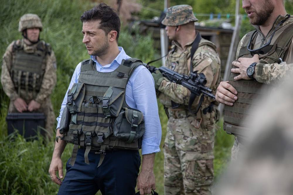 Зеленский сбежал от защитников Украины в Донбасс