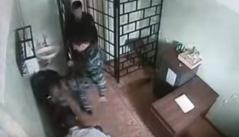 Опубликовано видео, на котором в медсанчасти избивают заключенного
