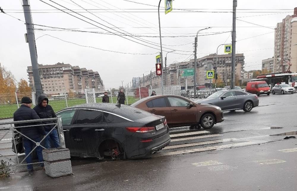 На перекрестке Фучика и Бухарестской Kia потеряла колесо и создала помеху
